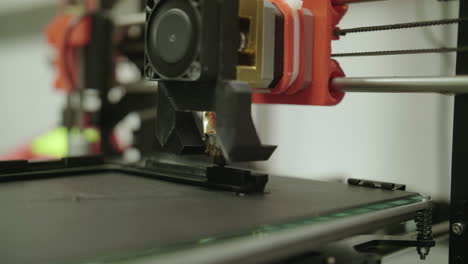 3D-Drucker-In-Aktion-Auf-Einem-Schreibtisch-In-Zeitlupe